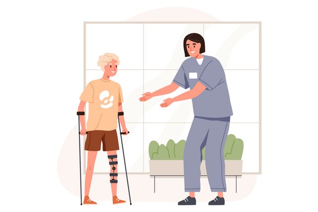 Ein Kind geht an Krücken. An seinem Bein trägt es eine Schiene. Eine Pflegerin steht neben ihm und hilft.