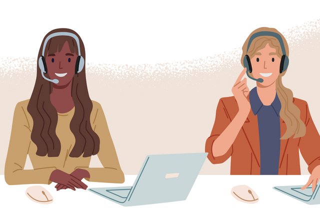 Zwei Frauen sitzen jeweils an einem Laptop. Sie tragen beide ein Headset.