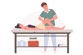 Eine Frau liegt auf einer Liege, während sie von einem Mann physiotherapeuthisch behandelt wird.