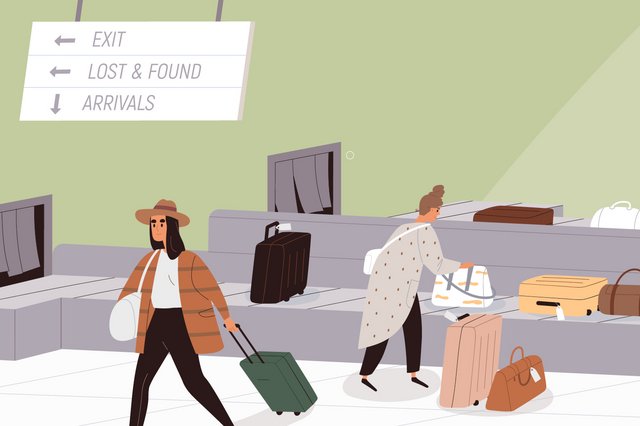 Zwei Frauen befinden sich am Kofferband eines Flughafens. Auf dem Band befinden sich viele Koffer.