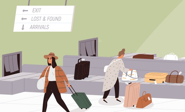 Zwei Frauen befinden sich am Kofferband eines Flughafens. Auf dem Band befinden sich viele Koffer. 
