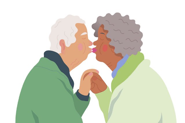 Ein älterer Mann und eine ältere Frau halten die Hände und küssen sich.